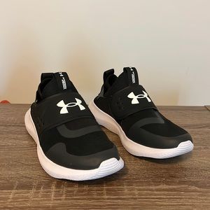 Under Armour black and white shoe boy men 8 slip on shoe